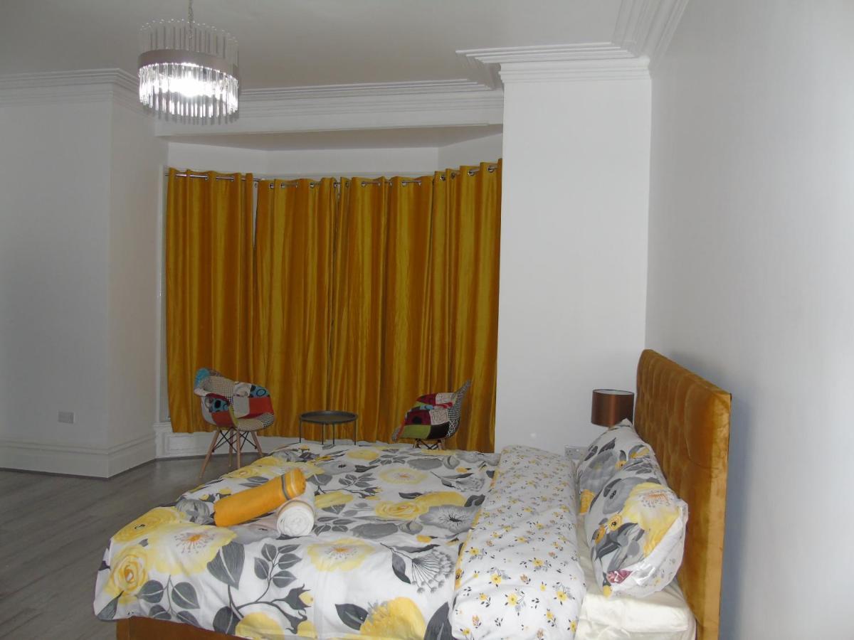 Luxurious Stay Болтън Екстериор снимка