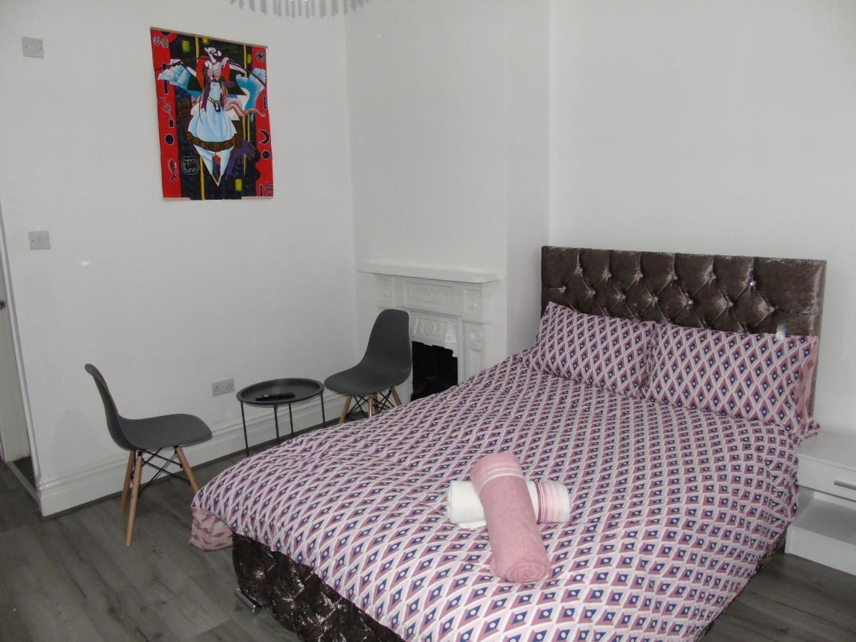 Luxurious Stay Болтън Екстериор снимка
