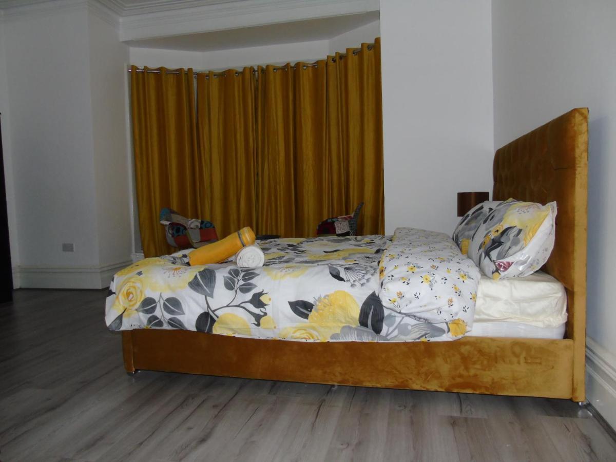Luxurious Stay Болтън Екстериор снимка
