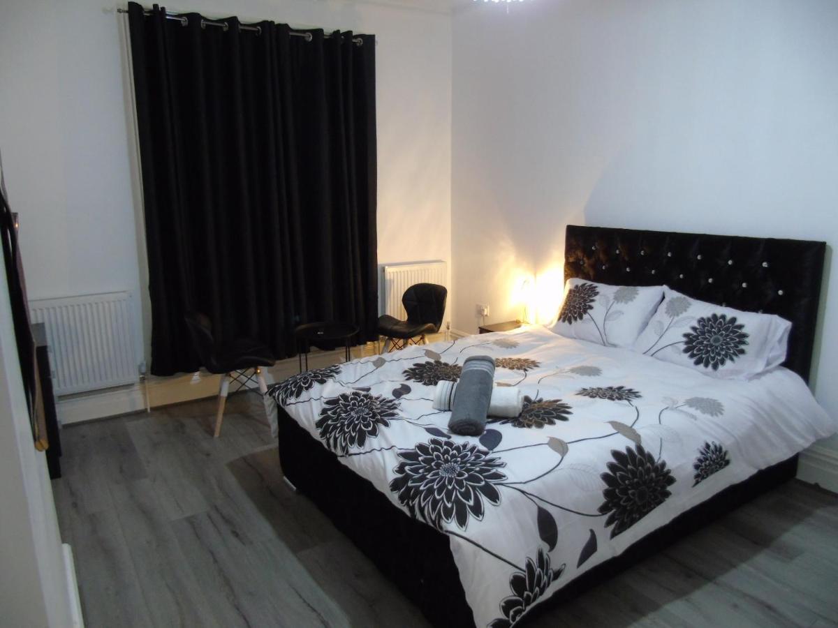 Luxurious Stay Болтън Екстериор снимка