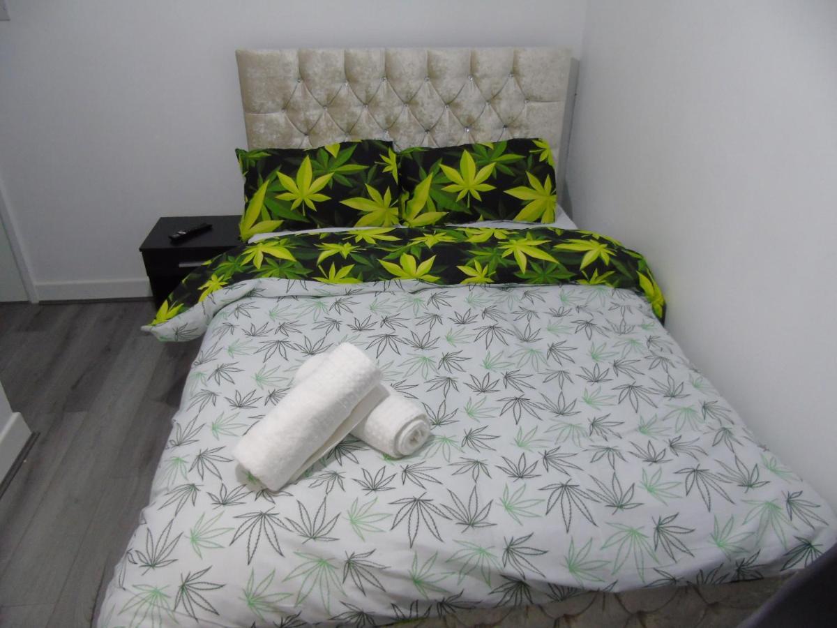 Luxurious Stay Болтън Екстериор снимка