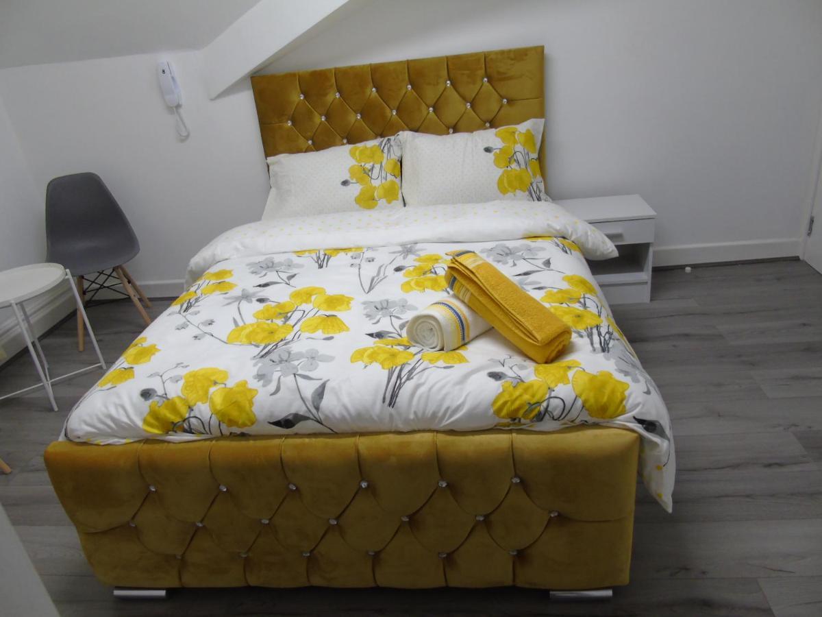 Luxurious Stay Болтън Екстериор снимка